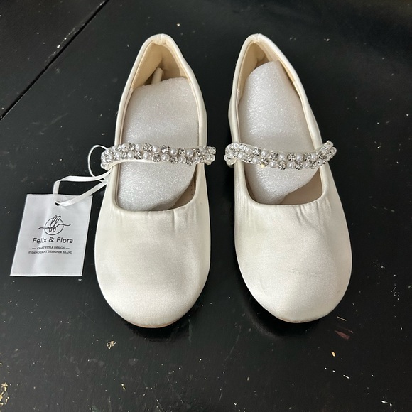 Little Girls Flower Girls Shoes - Satin with bows and rhinestones - Size 12 - Picture 1 of 9